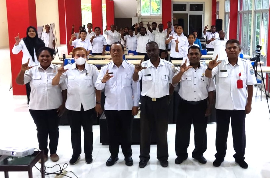 Dinas Kearsipan dan Perpustakaan Provinsi Papua Barat melaksanakan Sosialisasi Peningkatan Peran serta Masyarakat dalam Penyimpanan, Perawatan, Pelestarian, dan Pendaftaran Naskah Kuno di Provinsi Papua Barat