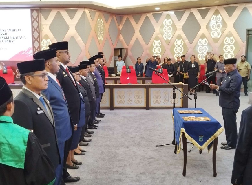 Gubernur Papua Barat, Drs. Dominggus Mandacan, M.Si melantik 11 pejabat Pimpinan Tinggi Pratama hasil seleksi terbuka. pada, Jumat (7/11/2025).